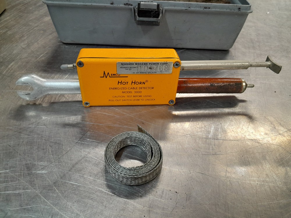 Memco Model 3000 Energized Cable Detector with Case