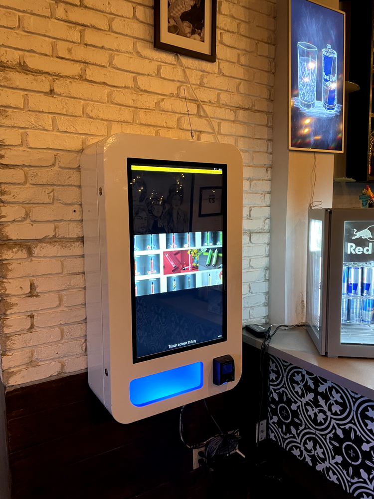 Wall mounted Vending Machine with touchscreen - Pre-used