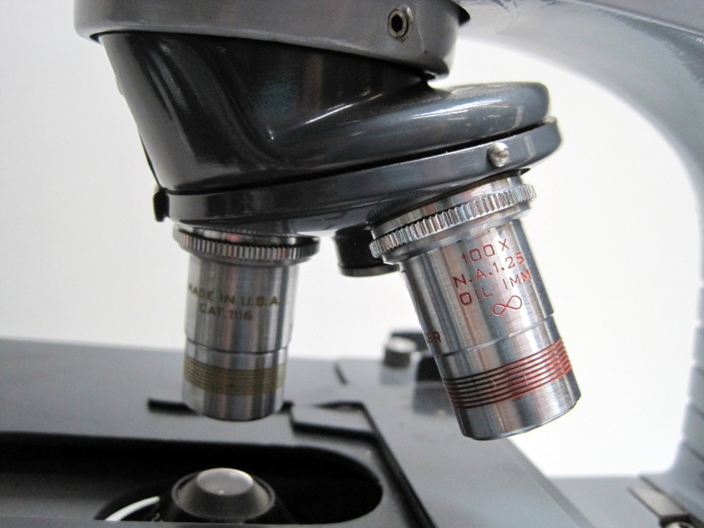 American Optical AO Microscope With Objectives & Light Source WORKS