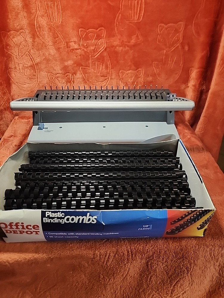 GBC Bindmate Binding Machine With Plastic Combs.