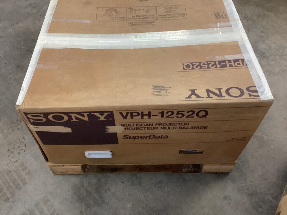 SONY….VPH-1252Q…MULTISCAN PROJECTOR…NEW
