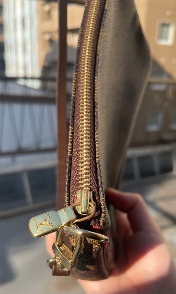 Excellent Condition Louis Vuitton Accessories Pouch