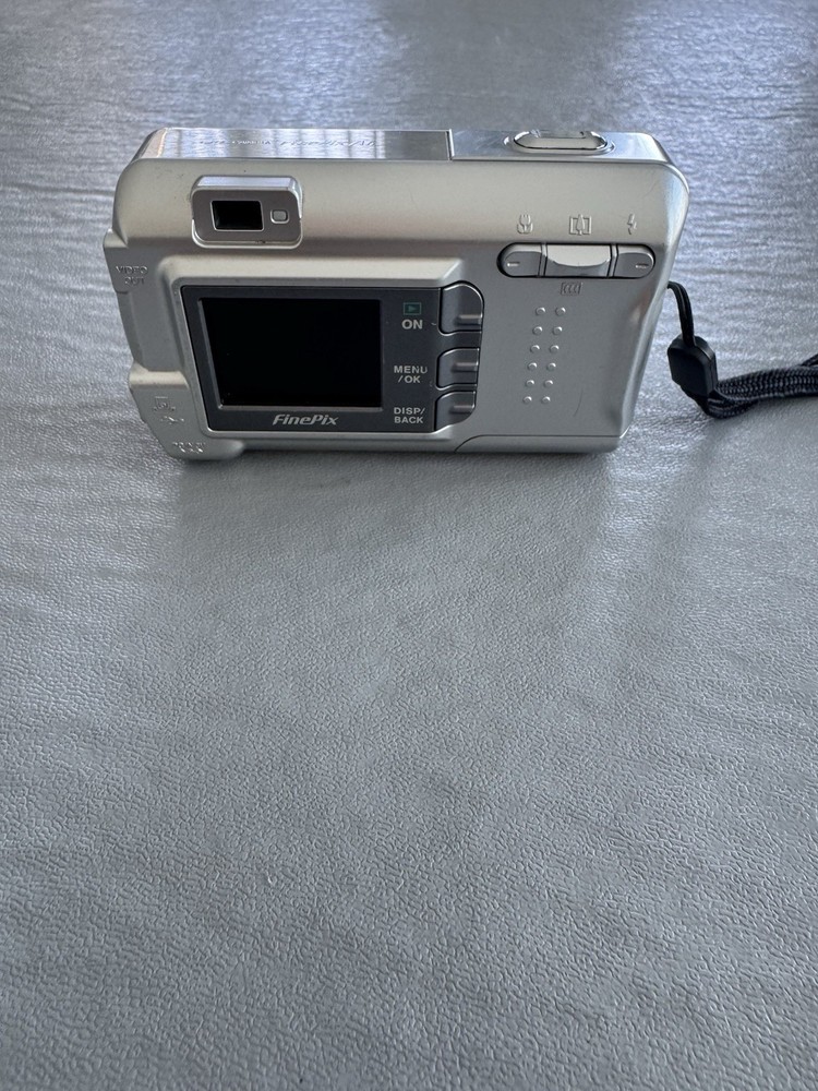 Fujifilm FinePix A607 Compact Digital Camera 6MP - Untested.