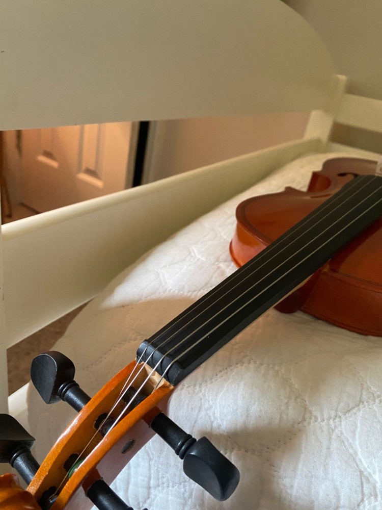 Light brown violin with bow and resin