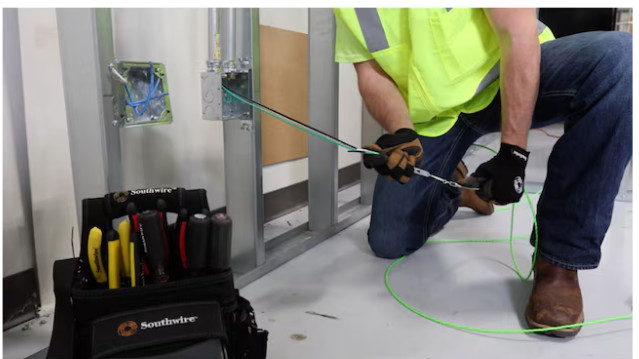 Southwire SIMpull 500-ft 8 -AWG Black Stranded Copper THHN wire ( By-the-roll )