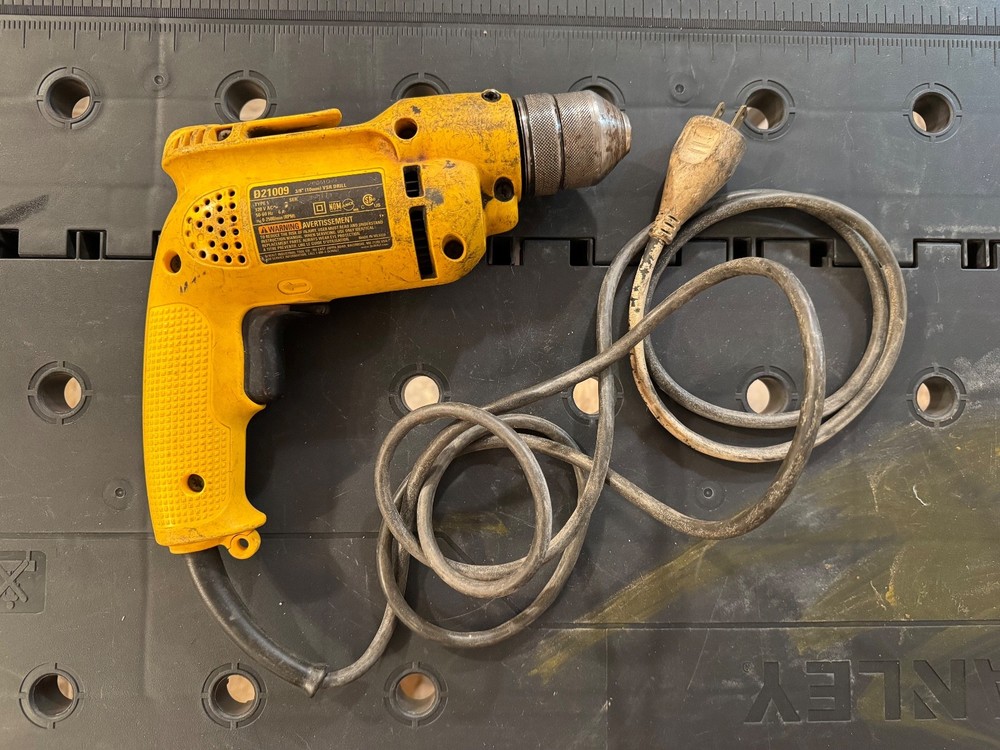 Dewalt D21009 - 3/8" 6 A - Keyless Variable Speed Reversable Corded Drill