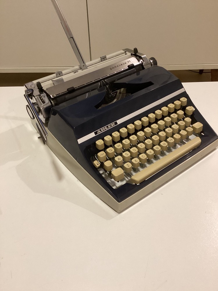 ADLER GABRIELE 35 TYPEWRITER. CURSIVE TYPEFACE. MADE IN GERMANY 1970.