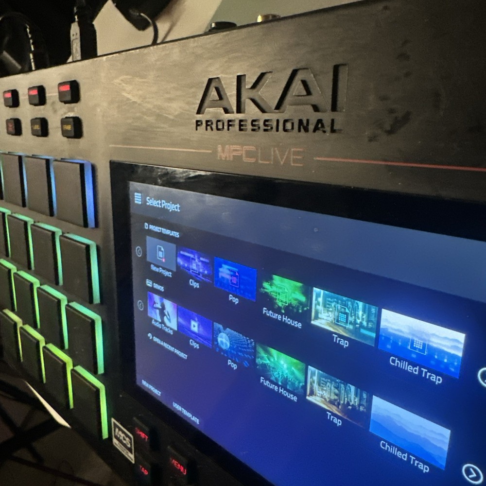 AKAI MPC LIVE GOOD CONDITION SAMPLER WORK STATION GOOD CONDITION