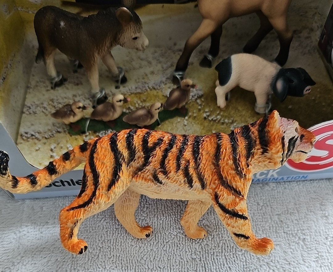Schleich Scenery Pack Farm Animals + Chickens + Tiger + Leppard