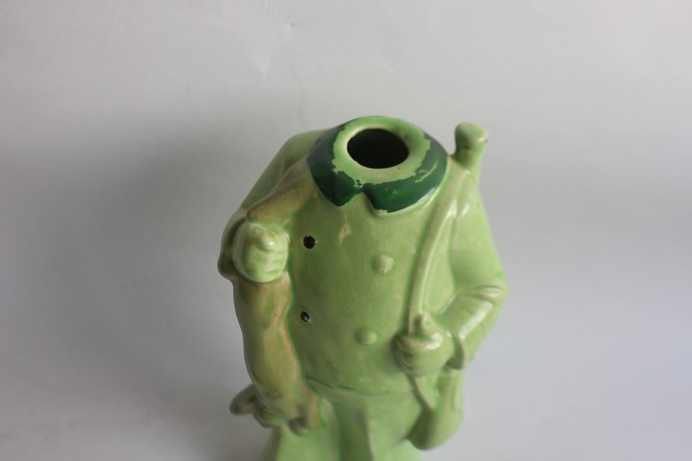 Anthropomorphic porcelain hunter bottle (35518)