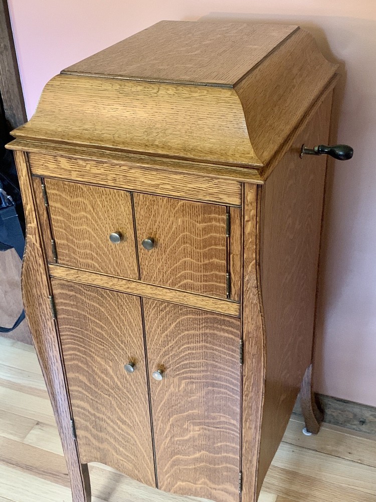 Antique Victor Talking Machine Victrola VV-X