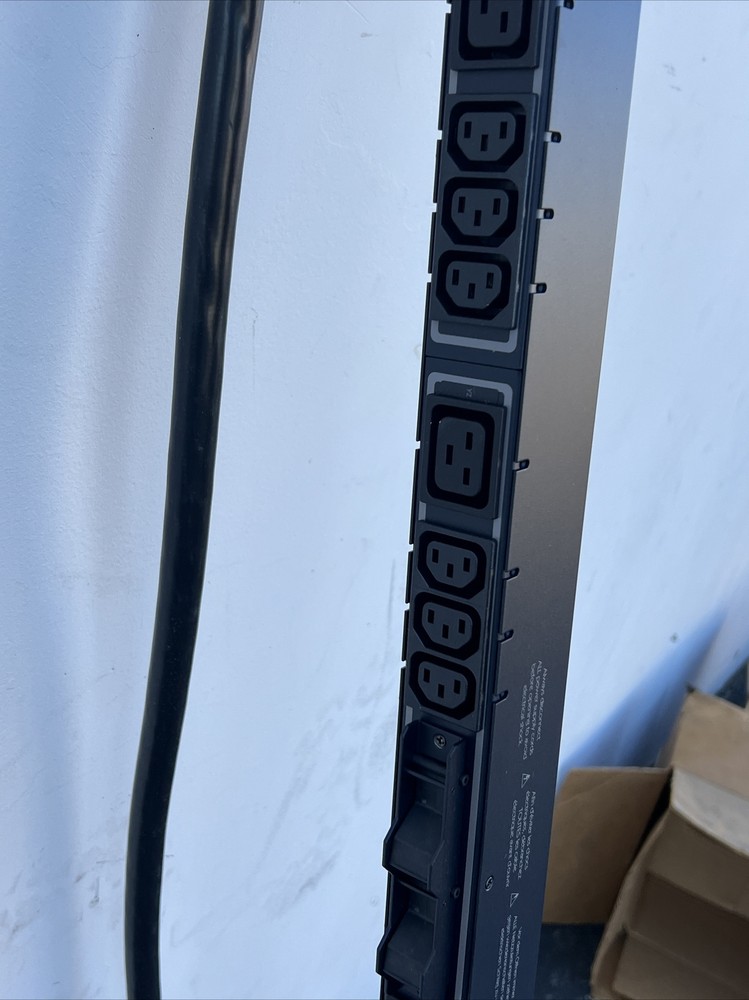 Server Technology CL-24VY-L30MA Data Center Rack Power Distribution Unit PDU