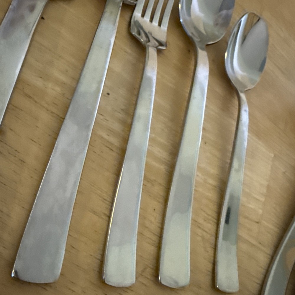 58 PC. GOURMET SETTINGS CAMI PATTERN GLOSSY STAINLESS FLATWARE SET.