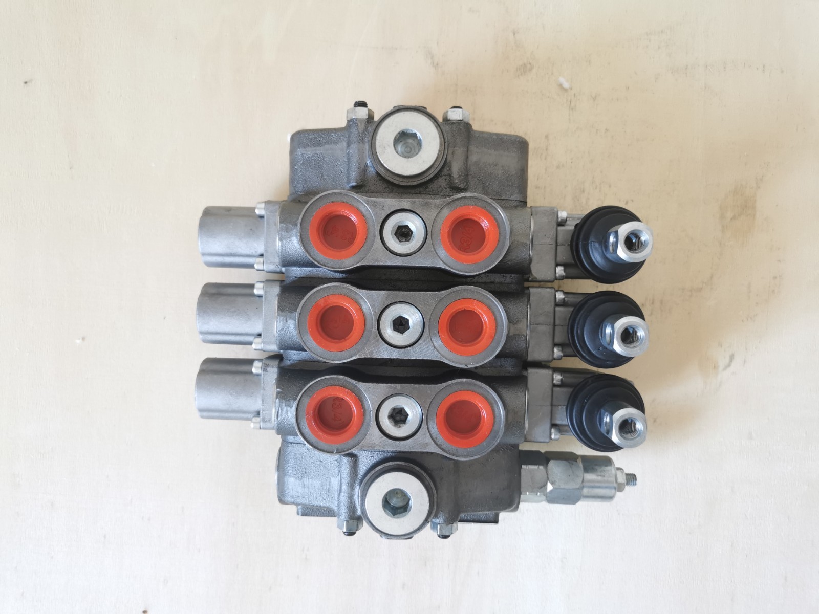 39,5 GPM (150L) Hydraulic Sectional Control Valve with 3 Levers, 1" BSP