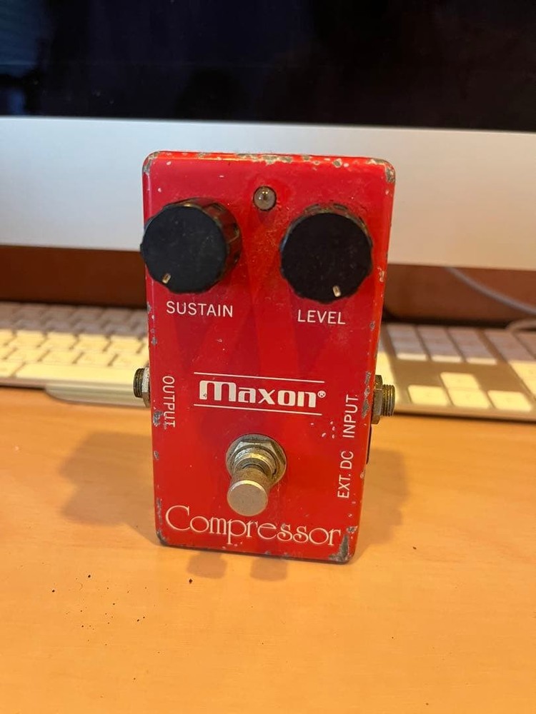 Maxon Compressor guitar effector
