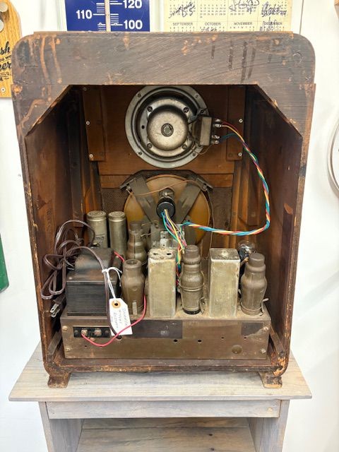 Silvertone 4465 Tombstone Radio