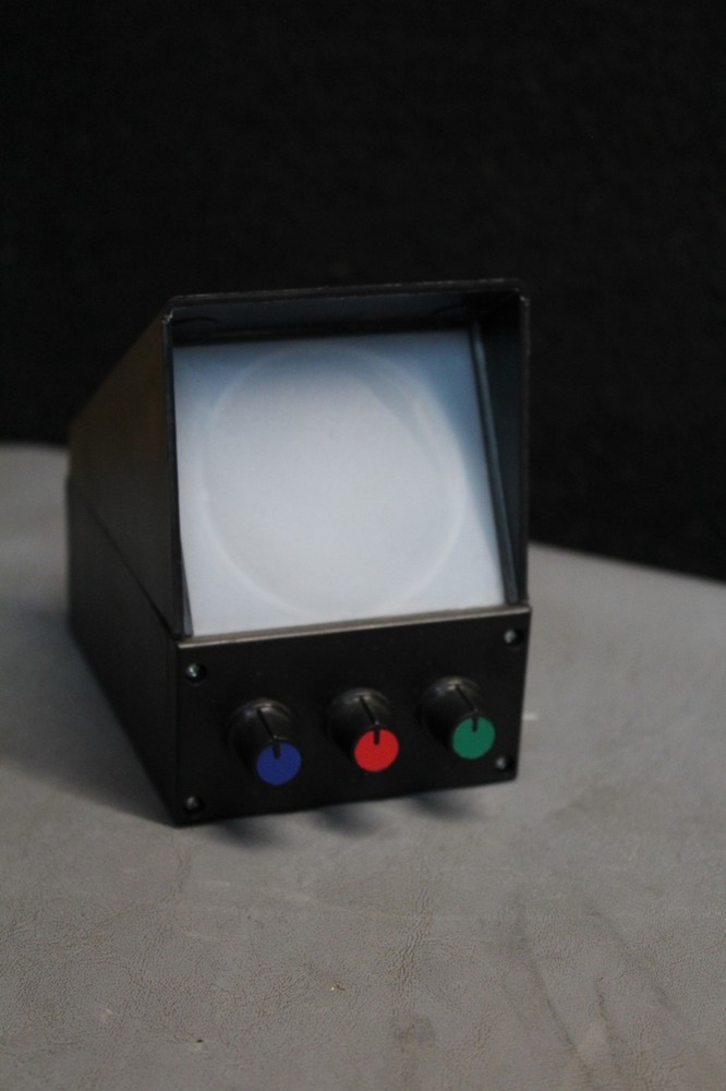 Primary color light synthesis demonstrator