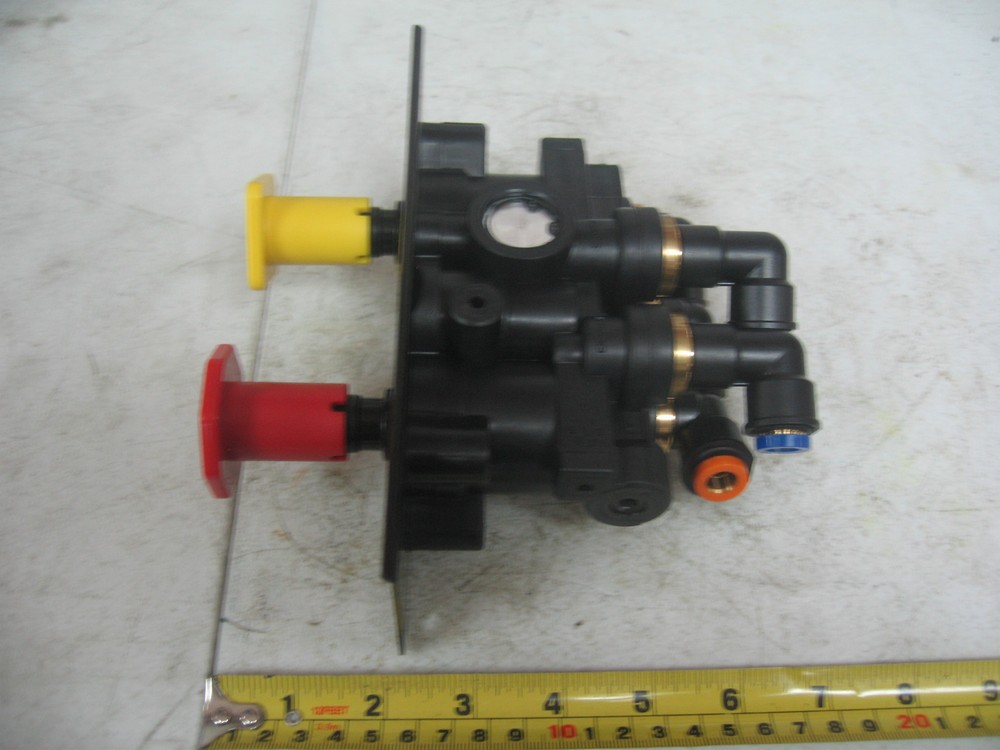 MV3 Dash Control Valve for Freightliner. PAI# 802540E Ref# Bendix 801631 5013293