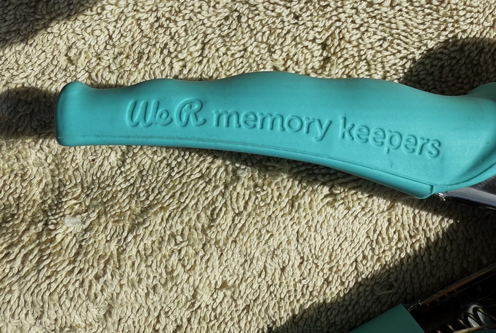 WE R MEMORY KEEPERS CROP-A-DILE HOLE PUNCH & EYELET SETTER