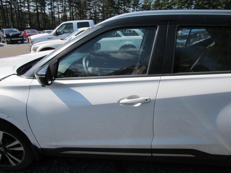 KICKS 2018 Glove Box 958450