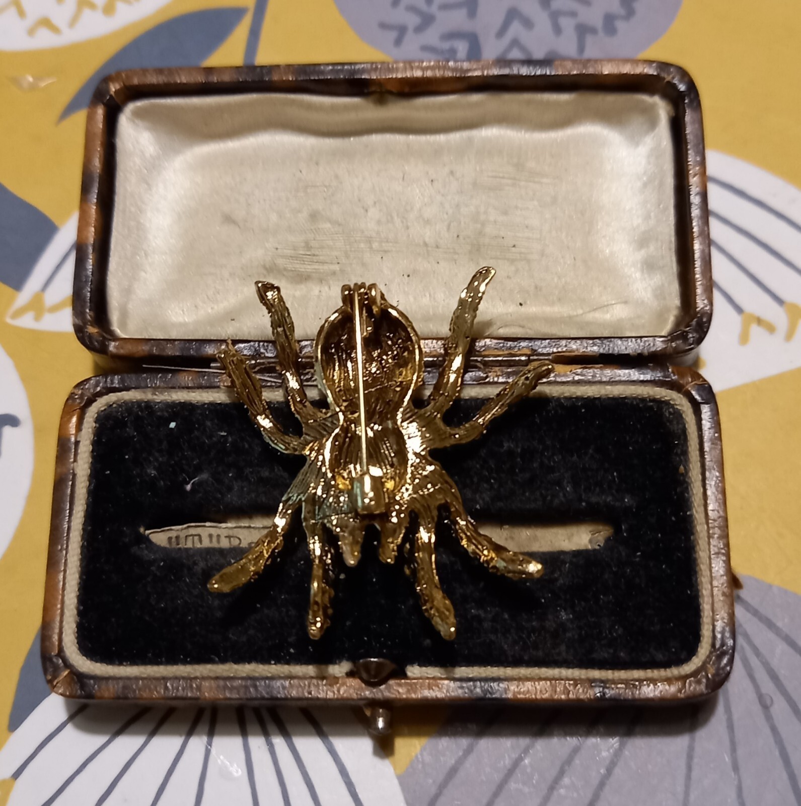 VINTAGE STYLE SPIDER BROOCH CRYSTAL RHINESTONE OPALESCENT BEIGE BODY SPARKLY