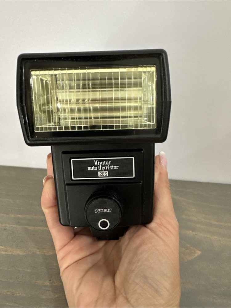 Vivitar Auto Thyristor 283 Auto Electronic Flash Camera DSLR Accessory Untested