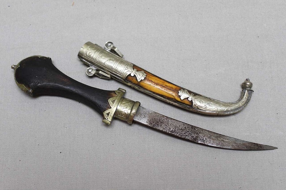 Small Middle Eastern Curved Dagger . DW3004cxcc