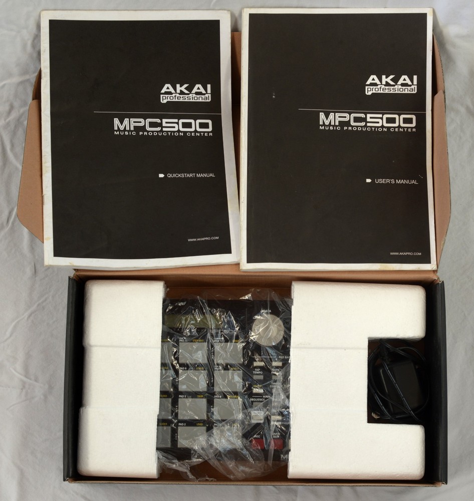 AKAI MPC500 Black Sampler and Sequencer Working Complete in Box, extra card