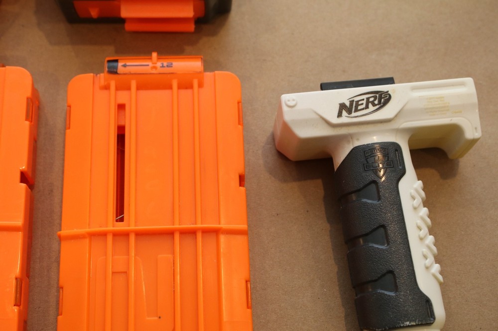 Nerf Modulus Regulator 3 Attachments with 2 magazines 12-dart clips