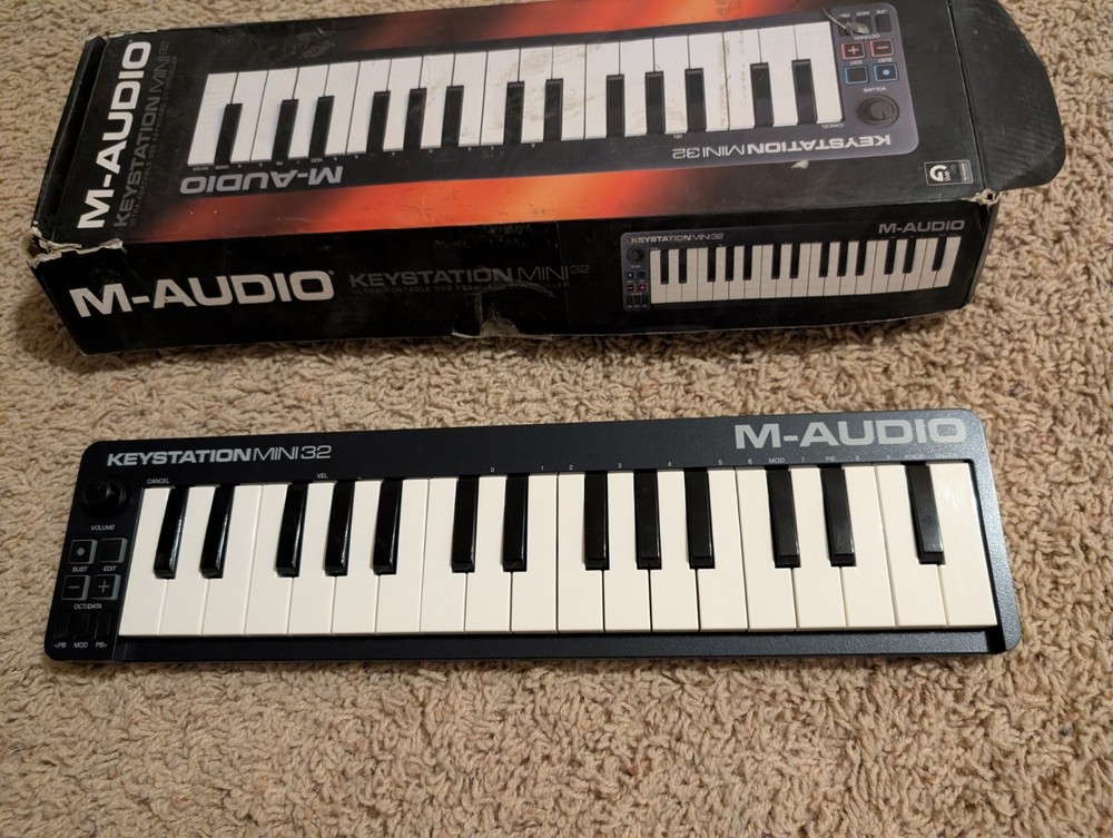 M-Audio Keystation Mini 32 USB MIDI Keyboard Controller, Lightweight, 32 Keys