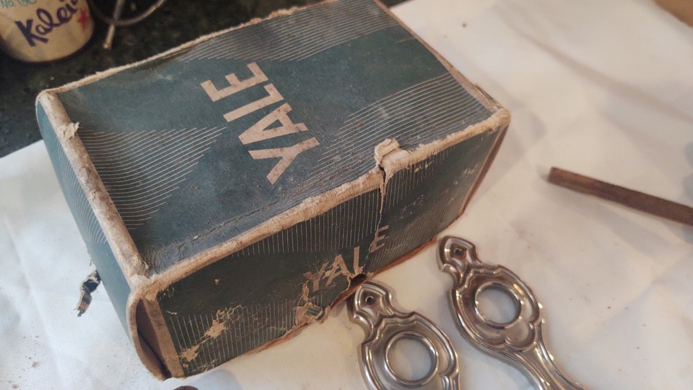 Vintage Antique NOS Yale Door Lock Complete Set Small Knobs Unusual Chrome