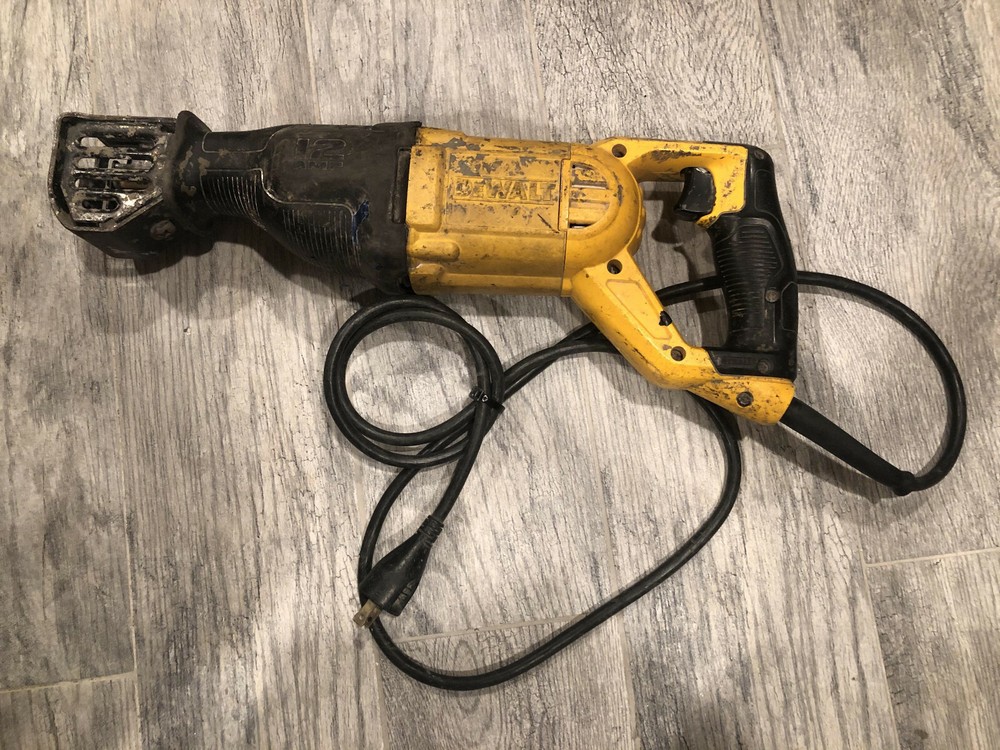 DEWALT DWE305 12-Amp Keyless Variable Speed Corded Reciprocating Saw