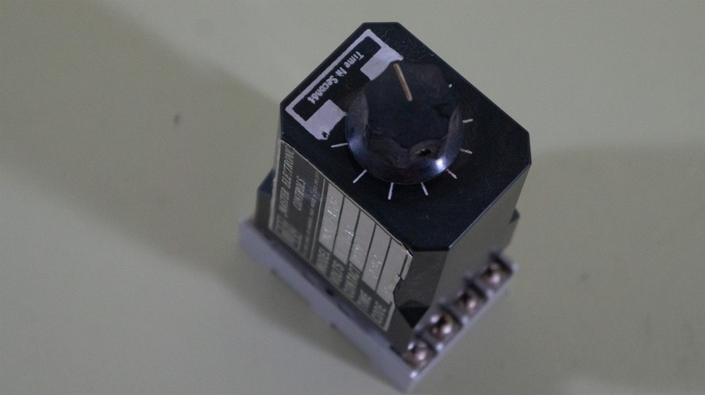 Master Electronic Controls DM0K115A10B Timer Relay- 10 Sec - 115VAC - 8 Pin