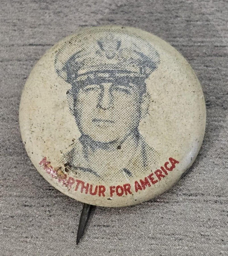 US GENERAL DOUGLAS MACARTHUR FOR PRESIDENT PIN BUTTON WWII HERO  1944 ORIGINAL