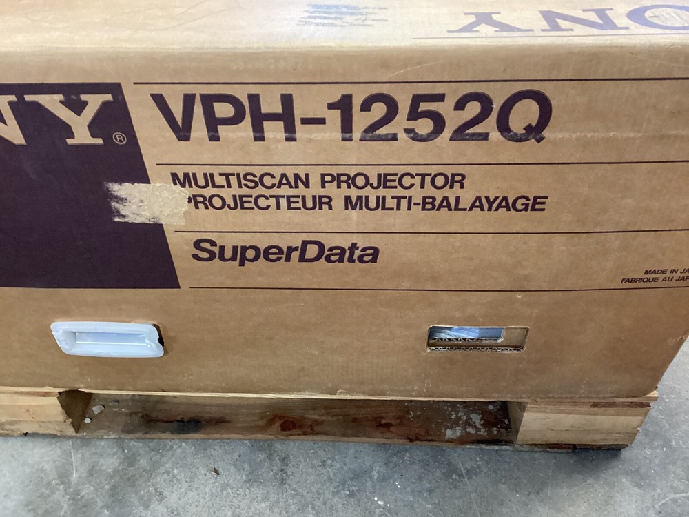 SONY….VPH-1252Q…MULTISCAN PROJECTOR…NEW