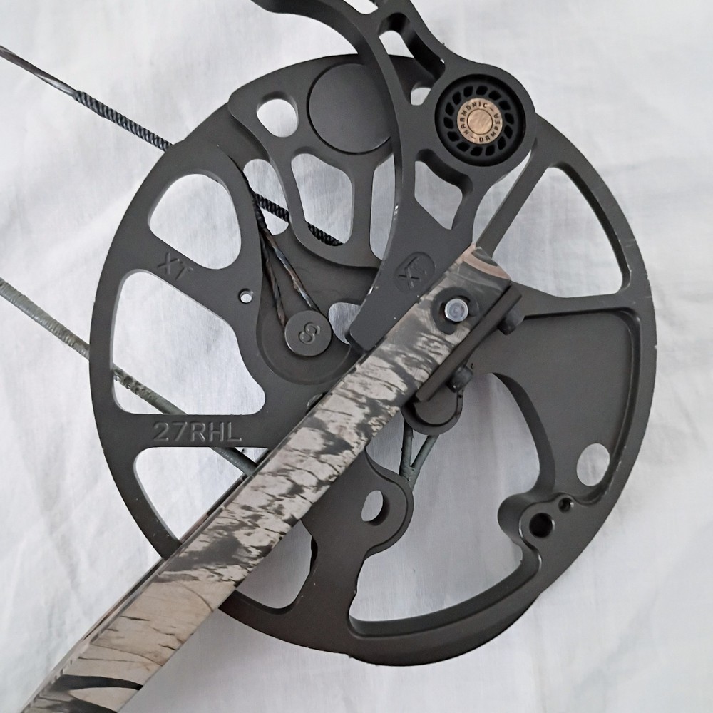 Mathews Switchback XT Compound Bow 27" RH Case Sight Rest Stabilizer Arrows Nice