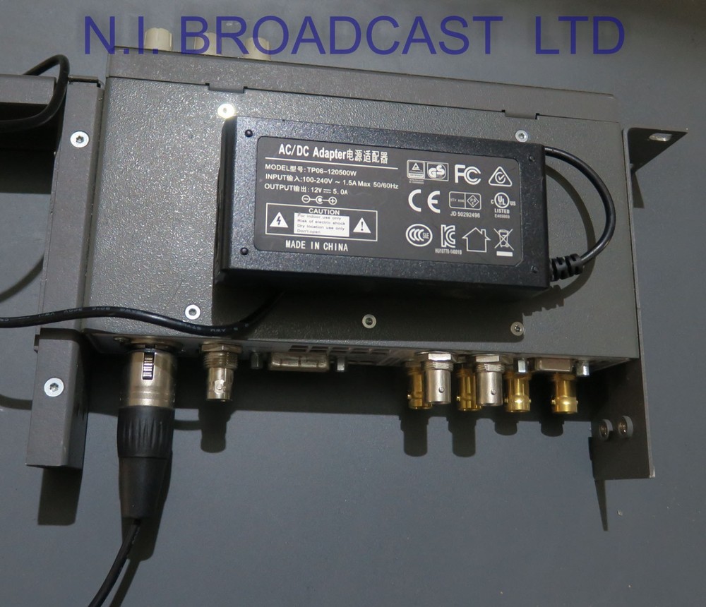 Tektronix wvr5200 waveform vector scope in 1half rack. (rasterizer, DVI output)