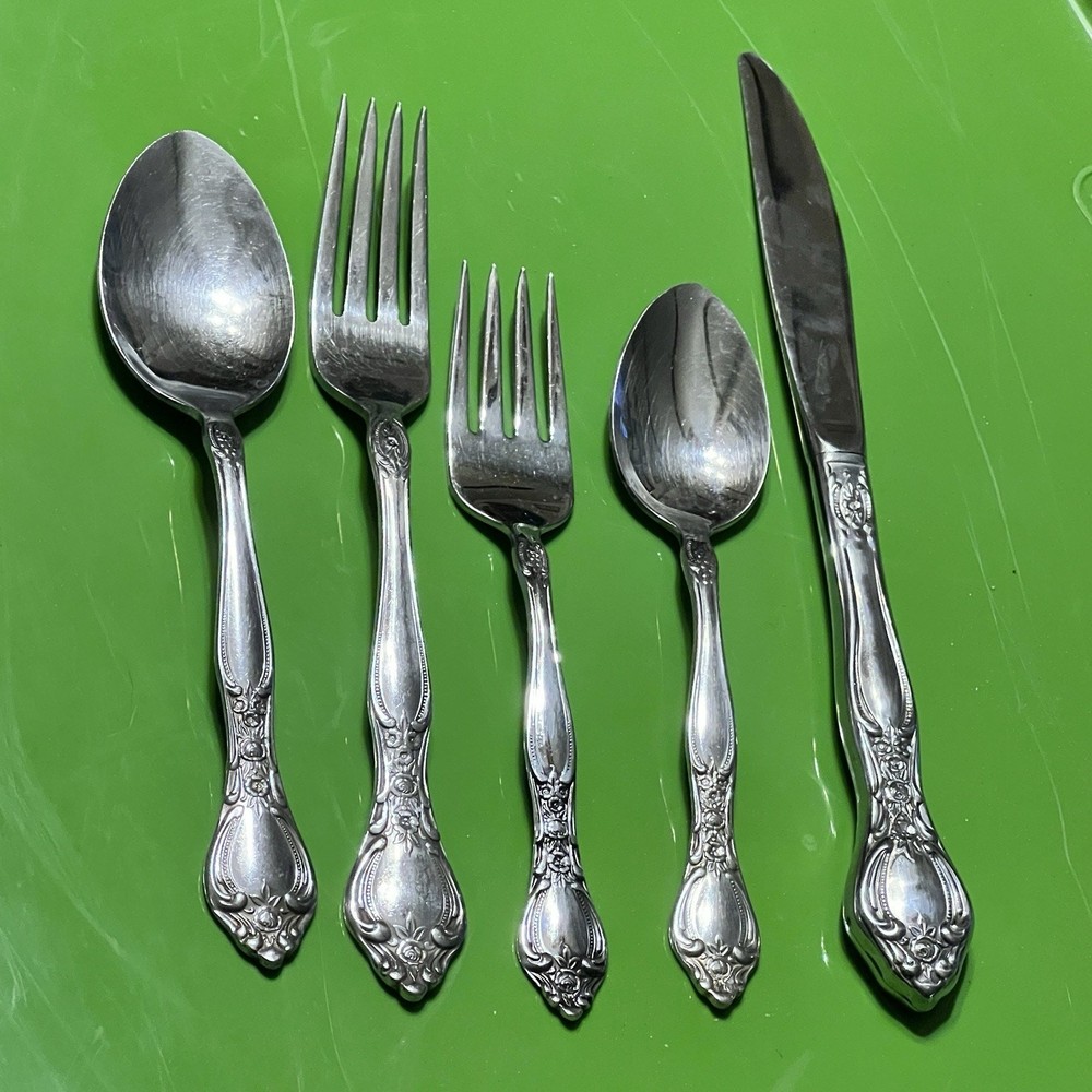 Oneida West Bend Affection 5 Piece Fork, Salad, teaspoon, table spoon, knife