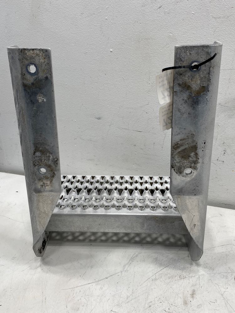 2004 Peterbilt 387 Frame Step (722-10259)