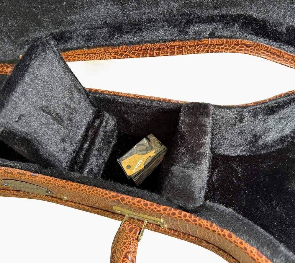 Vineyard Soprano Ukulele Hard Shell Case - Leather-like textured pattern