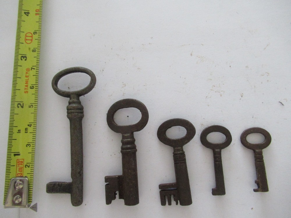 5 x  Vintage / antique Keys (A4)
