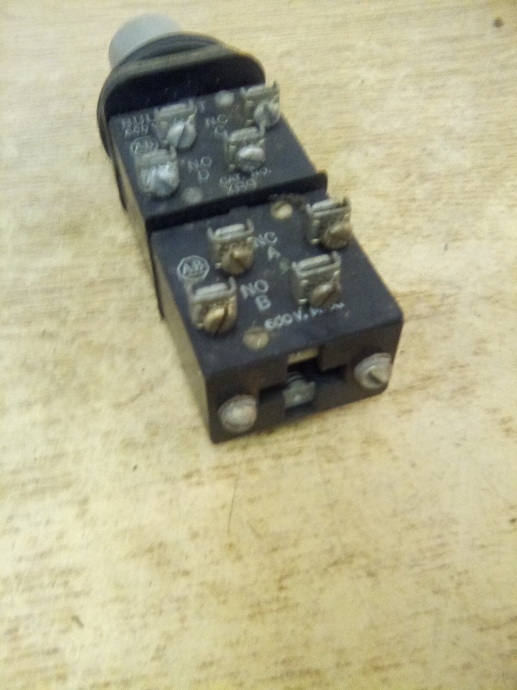 Allen Bradley 800T-XB9 Selector Switch "NO KEY"