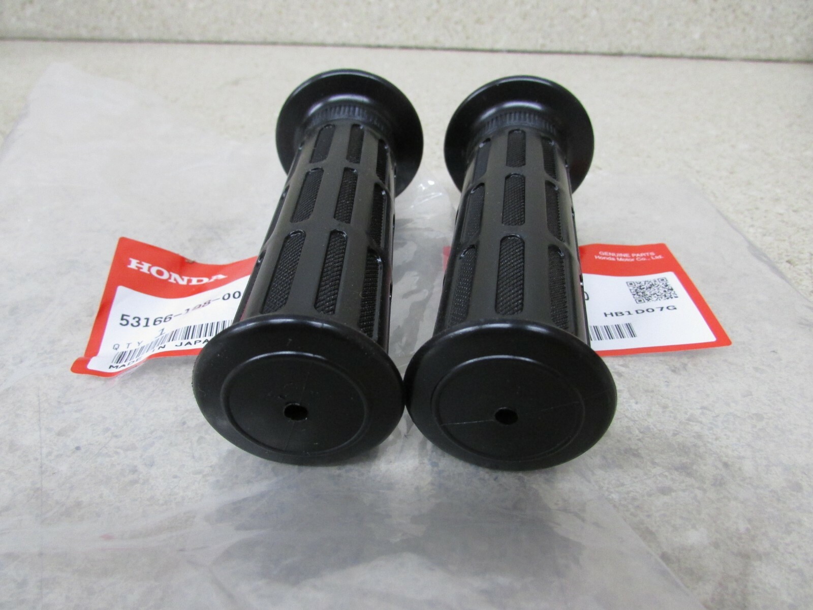 NOS 83-85 HONDA ATC70 86-87 TRX70 ATC TRX 70 OEM HANDLEBAR GRIPS 53166-198-000