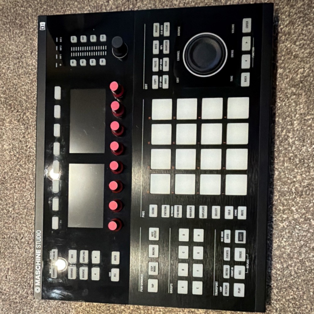 Native Instruments MASCHINE STUDIO Sampler & Sequencer, 16 Pad Triggers, Black