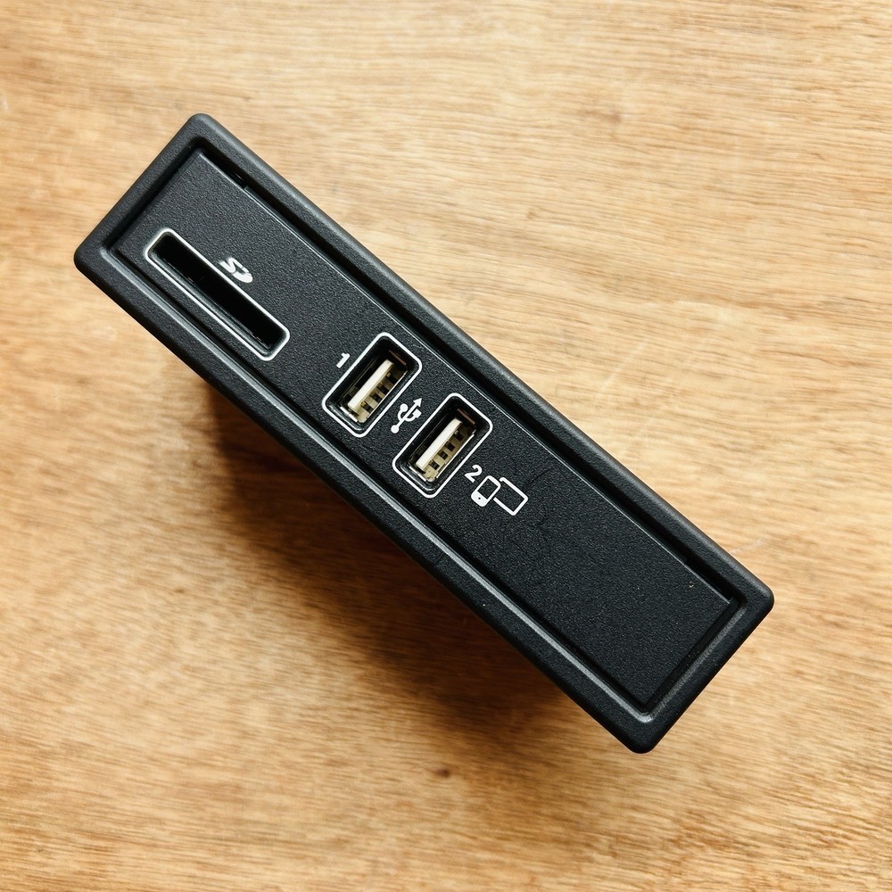 Genuine Mercedes OEM card reader USB connection module unit socket A2138200400