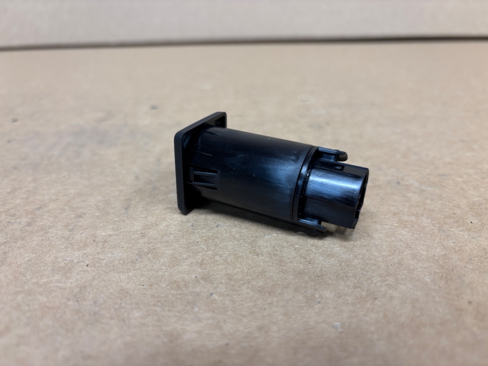 NEW OEM LAND ROVER 21-23 DEFENDER DISCOVER EVOQUE USB-C Socket LR150198