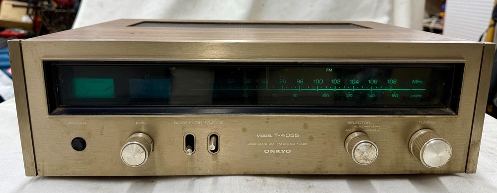Onkyo T-4055 Solid State AM / FM Stereo Tuner (Left Panel Dimly Lit)