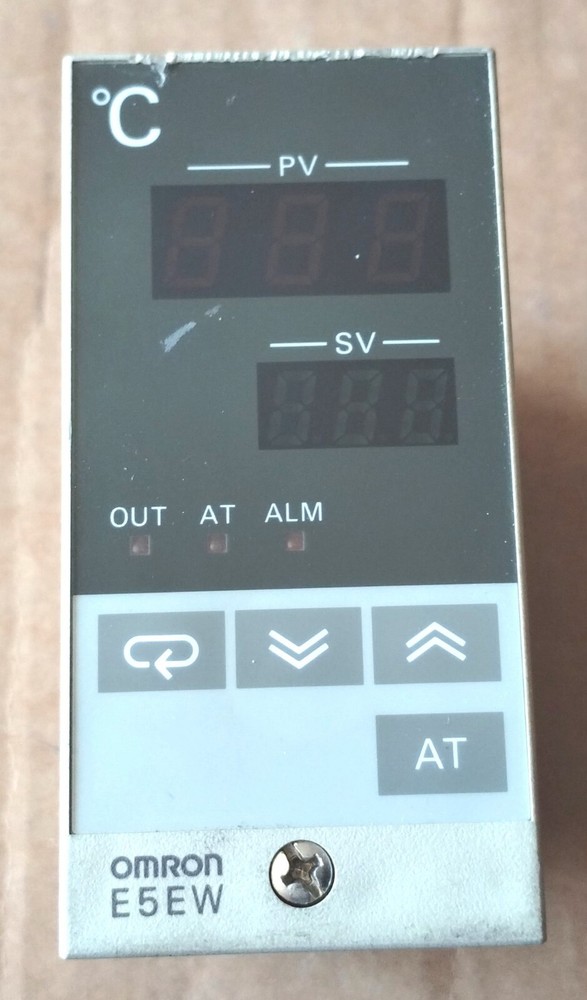 Omron E5EW-R1KJ E5EWR1KJ Temp Temperature Controller unit with clips 100-240vac
