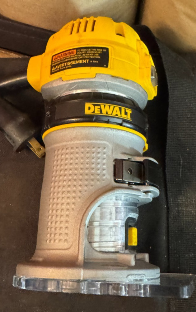 DEWALT 7 Amp Corded 1-1/4 HP Max Torque Variable Speed Compact Router with LEDs
