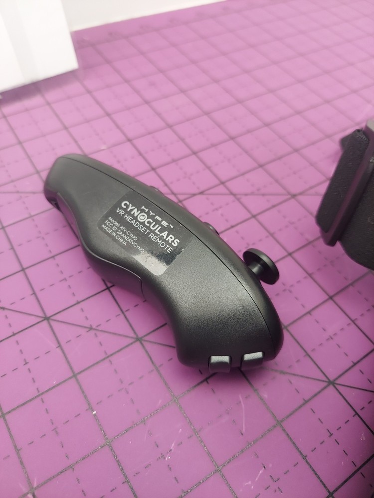 Cynoculars Virtual Reality Headset and Wireless Remote Pre-Owned
